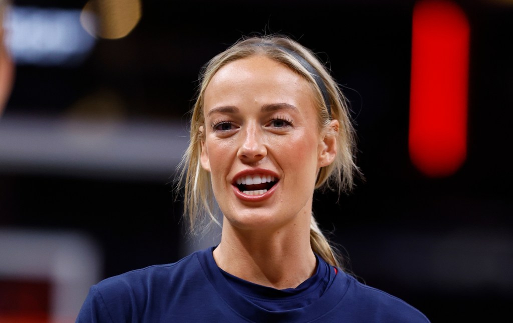 Sophie Cunningham, gardienne d'Indiana Fever, parle pendant les échauffements