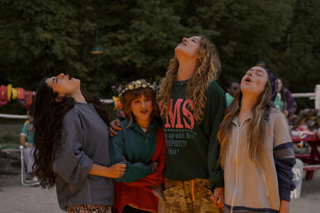 (De gauche à droite) Annie Jacobson (Ella Rubin), Maple (Mabel Strachan), Oona (Bo Bragason) et Ramona (Amélie Hoeferle) à Sterling Point. (Sabrina Lantos/Premier Vidéo)