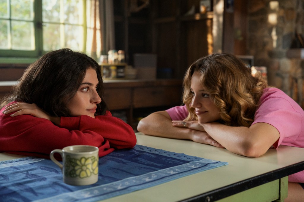 Annie Jacobson (Ella Rubin) et Oona (Bo Bragason) à Sterling Point.