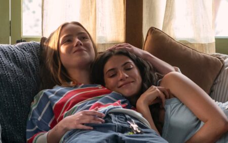 Oona (Bo Bragason) and Annie Jacobson (Ella Rubin) in Sterling Point.