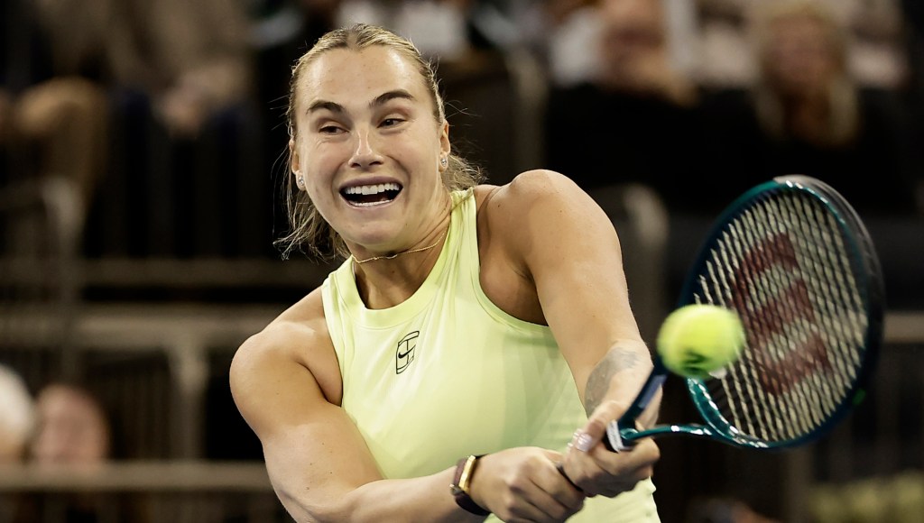 NEW YORK, NEW YORK - 08 DÉCEMBRE : Aryna Sabalenka en action contre Naomi Osaka du Japon lors de la Garden Cup au Madison Square Garden le 08 décembre 2025 à New York. (Photo par Adam Hunger/Getty Images)