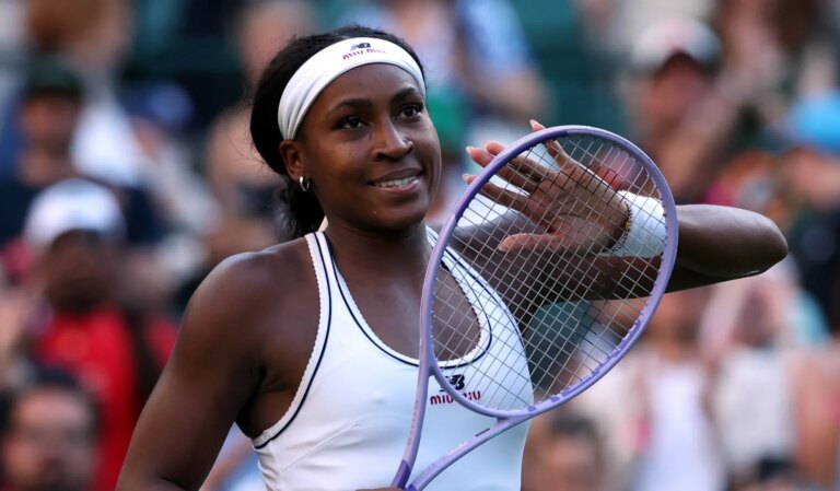 Coco Gauff dit qu'elle soutient à la fois la communauté trans et « l'équité » dans le tennis féminin LONDON, ENGLAND - JULY 03: Coco Gauff of United States acknowledges the crowd following victory over Claire Liu of United States during their Ladies
