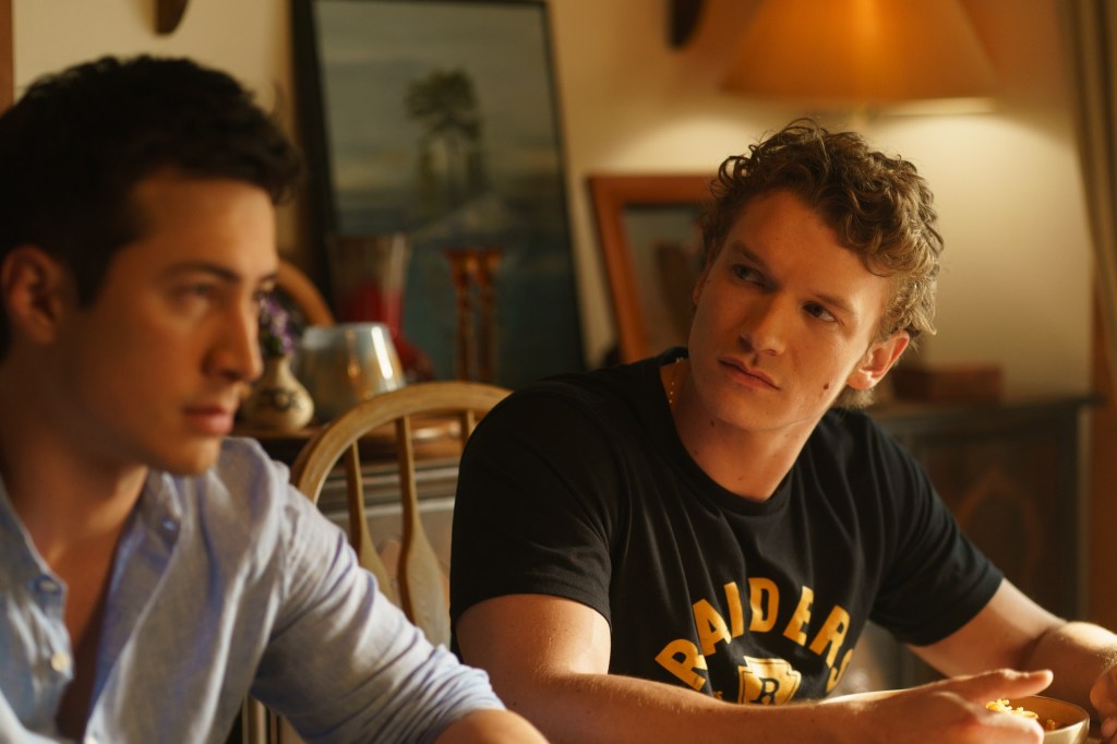 Hudson Williams dans le rôle de Shane Hollander et Connor Storrie dans le rôle d'Ilya Rozanov