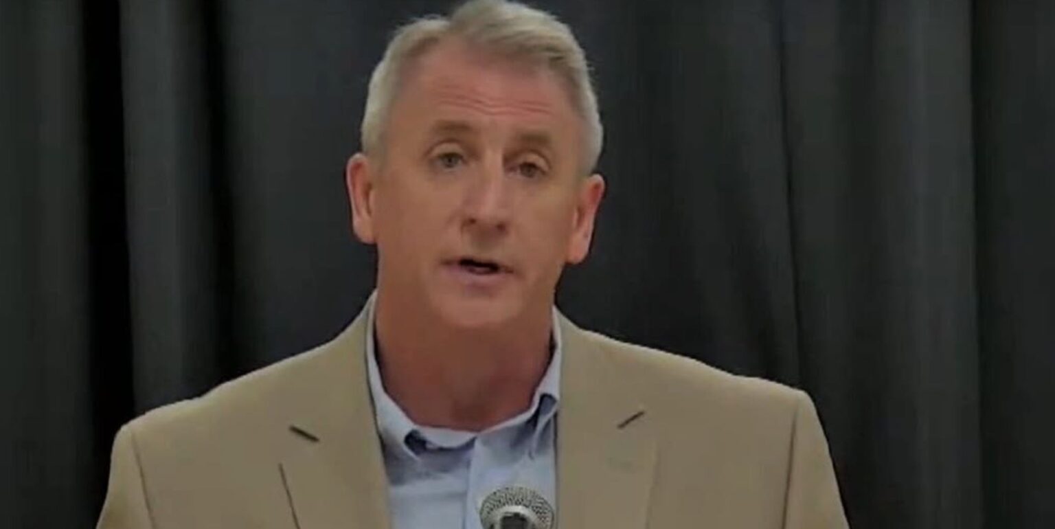 Un conseiller de l’Ohio appelle les habitants à surveiller la célébration de la fierté pour « indécence » Councillor Mike Cope