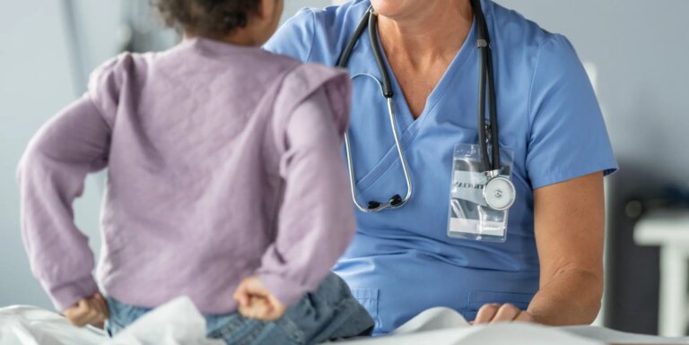 Medicaid va cesser de financer les soins d'affirmation de genre pour les mineurs suite à la décision Trump A doctor with a child