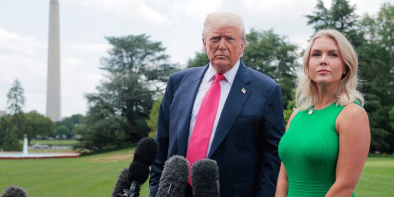 Le bilan LGBTQ+ de Karoline Leavitt alors que Trump confirme sa sortie de la Maison Blanche Donald Trump and Karoline Leavitt