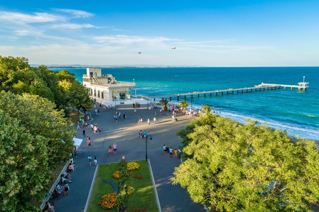 Vue aérienne par drone sur le jardin marin à Burgas, Bulgarie