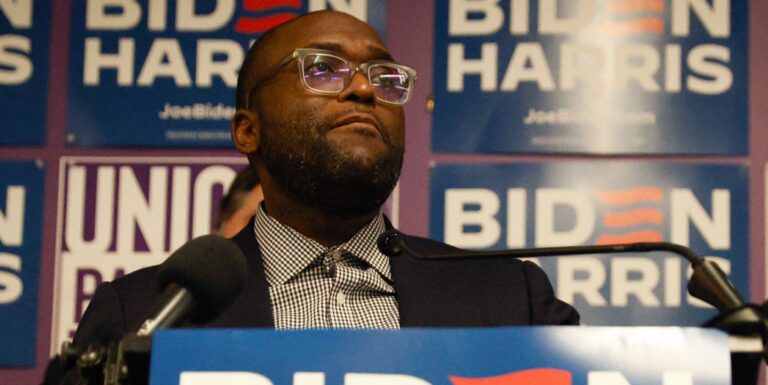 Un candidat gay au Congrès visé par une fausse campagne de dénigrement du VIH Shevrin Jones