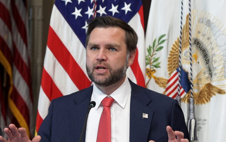 JD Vance demande une enquête du DOJ sur des allégations de fraude dans la prise en charge des mineurs transgenres US Vice President JD Vance during a speech