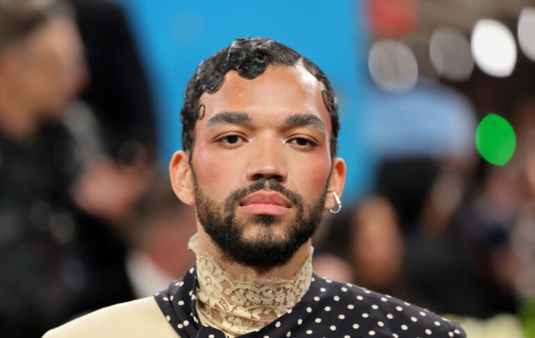 Tout ce que vous devez savoir sur la star de la saison 2 de Heated Rivalry, le juge Smith Justice Smith posing at the Met Gala