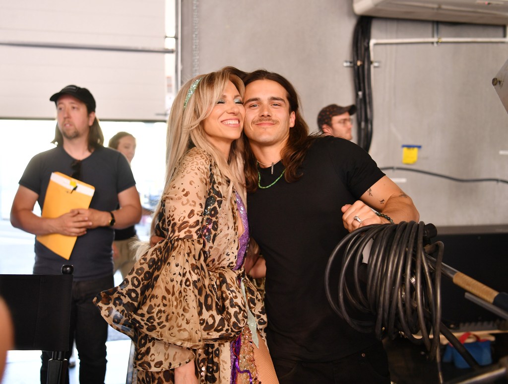 Charlie Gillespie sur le tournage du clip de Debbie Gibson.