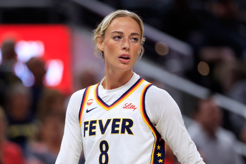 Sophie Cunningham en gilet anti-fièvre sur le terrain de basket