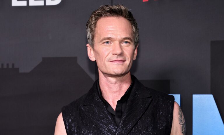 Neil Patrick Harris a ressenti des pressions pour devenir la « cible » des blogueurs de potins Neil Patrick Harris wearing a black sleeveless top