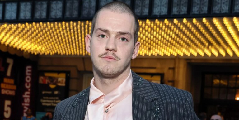 Rencontrez Robert Naylor, l'acteur qui incarne Wyatt Hayes dans la saison 2 de Heated Rivalry Robert Naylor
