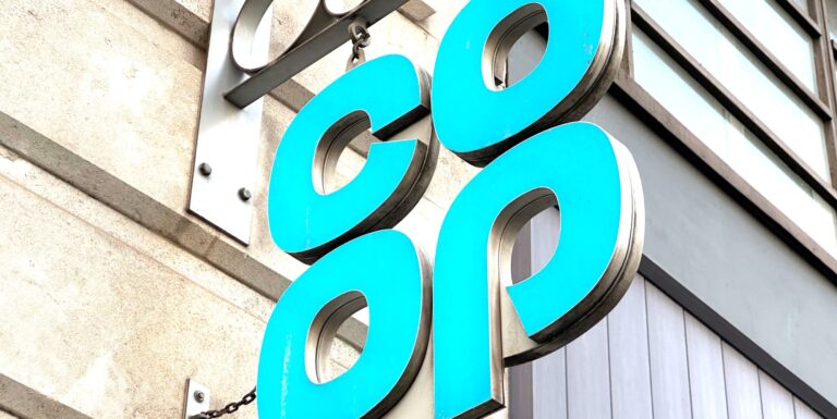 Une coopérative abandonne sa politique autorisant le personnel trans à utiliser les toilettes où ils « se sentent le plus en sécurité » The Co-op logo