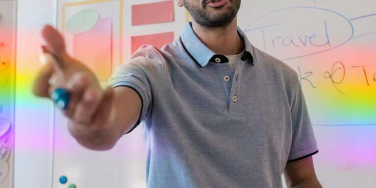 Un directeur gay accuse des membres du conseil scolaire d'avoir simulé des allégations de « toilettage » pour le licencier male teacher