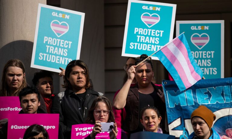 Les élèves trans réussissent mieux avec des enseignants qui les soutiennent, selon une étude Protestors at a trans event.
