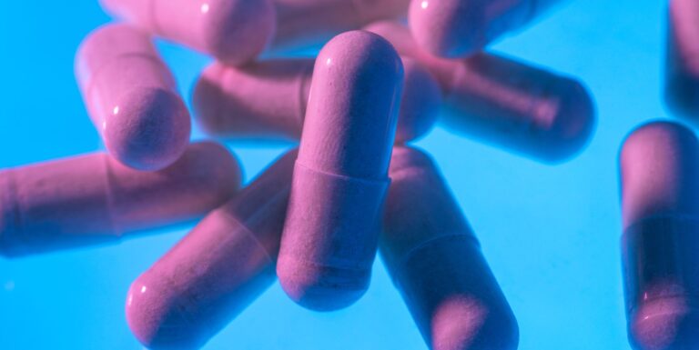 Un juge empêche l’administration Trump de supprimer les protections trans d’Obamacare pink pills on a blue background