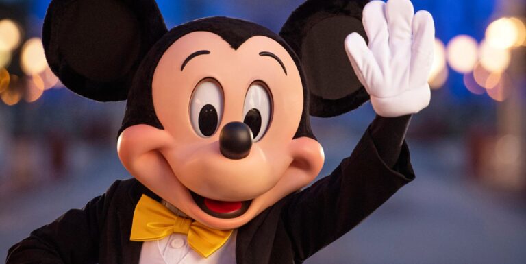 Les conservateurs fulminent contre une fausse affirmation selon laquelle Disney rendrait Mickey Mouse transgenre Mickey Mouse