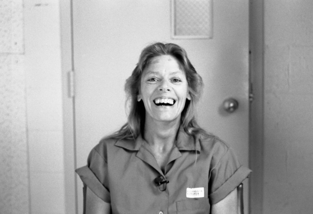 Aileen : Reine des tueurs en série, film documentaire d'Aileen Wuornos. Noire et blanche, elle sourit