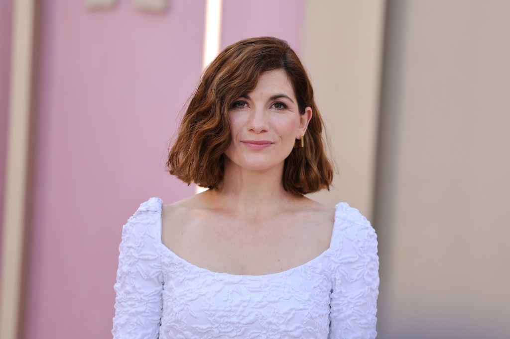 Jodie Whittaker dans une robe blanche texturée