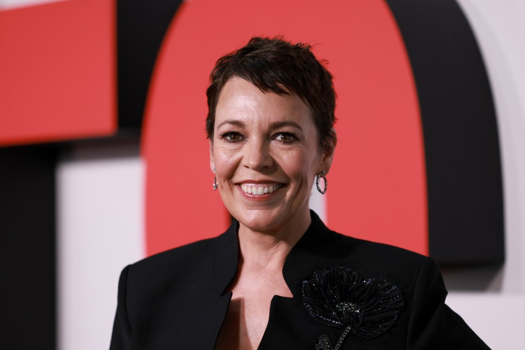 Olivia Colman en costume noir