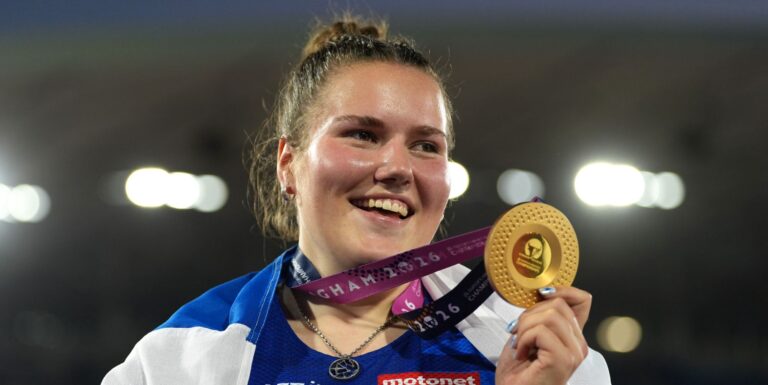 L'athlète se dévoile après sa médaille d'or européenne devant sa petite amie Silja Kosonen