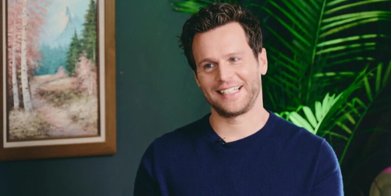 Jonathan Groff a eu une réponse enthousiaste lorsqu'on lui a demandé de présenter As You Like It, un groupe exclusivement masculin. Jonathan Groff
