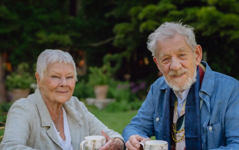 Dame Judi Dench et Sir Ian McKellen veulent que les gens puissent « vivre authentiquement comme eux-mêmes » Tea With Judi Dench featuring Ian McKellen.