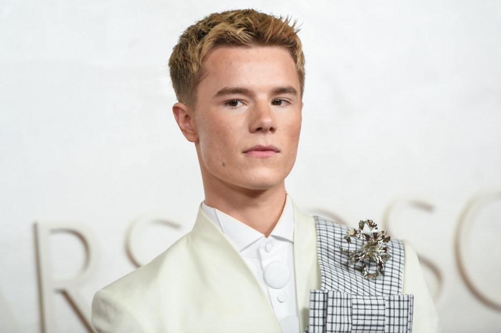 Edvin Ryding à la 97ème cérémonie des Oscars en costume blanc