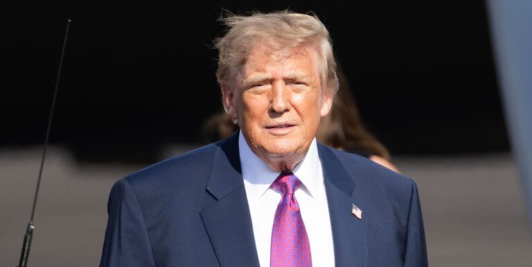 Un nouveau rapport de l’administration Trump relie le soutien aux trans à la violence politique Donald Trump
