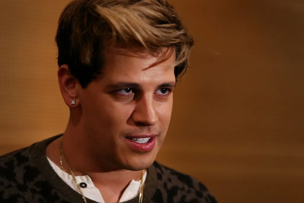 Milo Yiannopoulos réagit lors d'une conférence de presse à son arrivée à l'aéroport international de Sydney le 29 novembre 2017