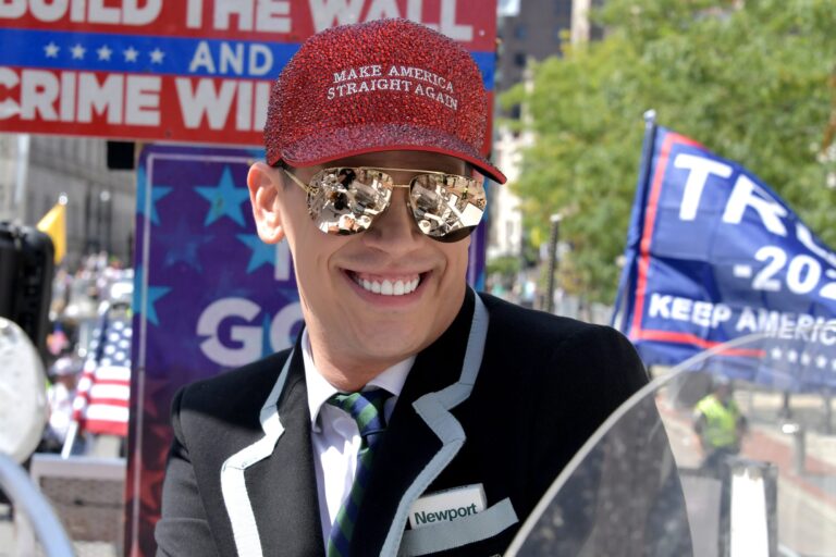 Le commentateur « ex-gay » Milo Yiannopoulos expulsé des États-Unis vers le Royaume-Uni par l'ICE Milo Yiannopoulos was grand marshal of the Boston Straight Pride Parade. (Paul Marotta/Getty Images)
