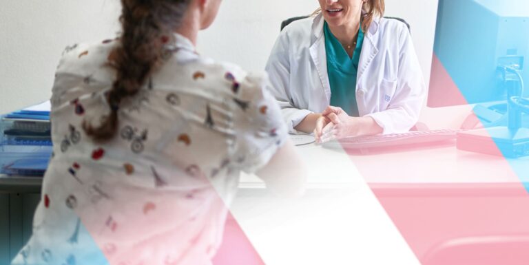 Le NHS Wales suspend les chirurgies d’affirmation de genre en raison d’inquiétudes concernant les numéros de référence a woman speaks with a doctor