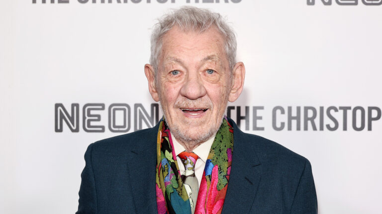 Ian McKellen dit qu'il regrette de ne pas avoir fait son coming-out à son père Logo