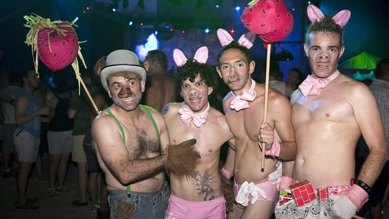 J'ai parlé à Koitz de 20 ans de photographie des fêtes les plus folles de Fire Island Logo