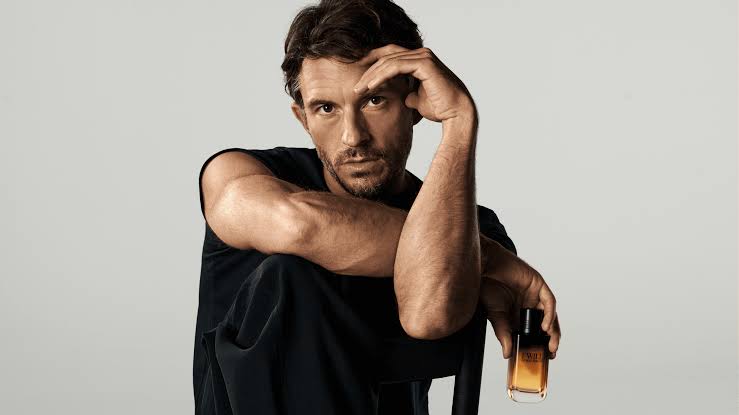 Jonathan Bailey apporte une touche sexy et sophistiquée au nouveau parfum d'Armani Logo