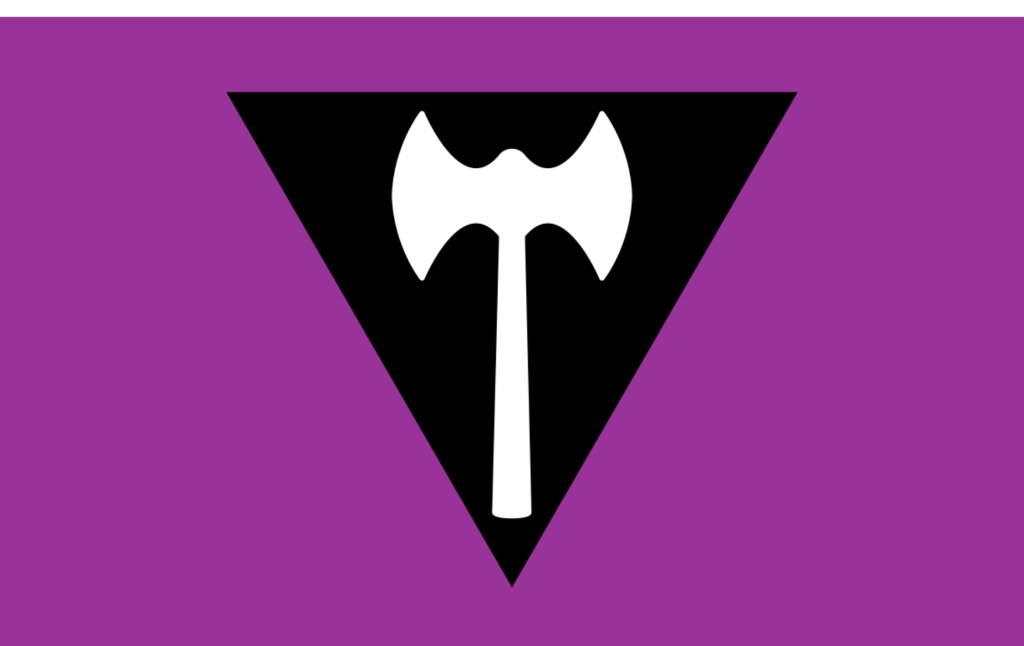 Le drapeau Labrys Pride comporte une hache à deux têtes sur un triangle noir inversé avec un fond violet.