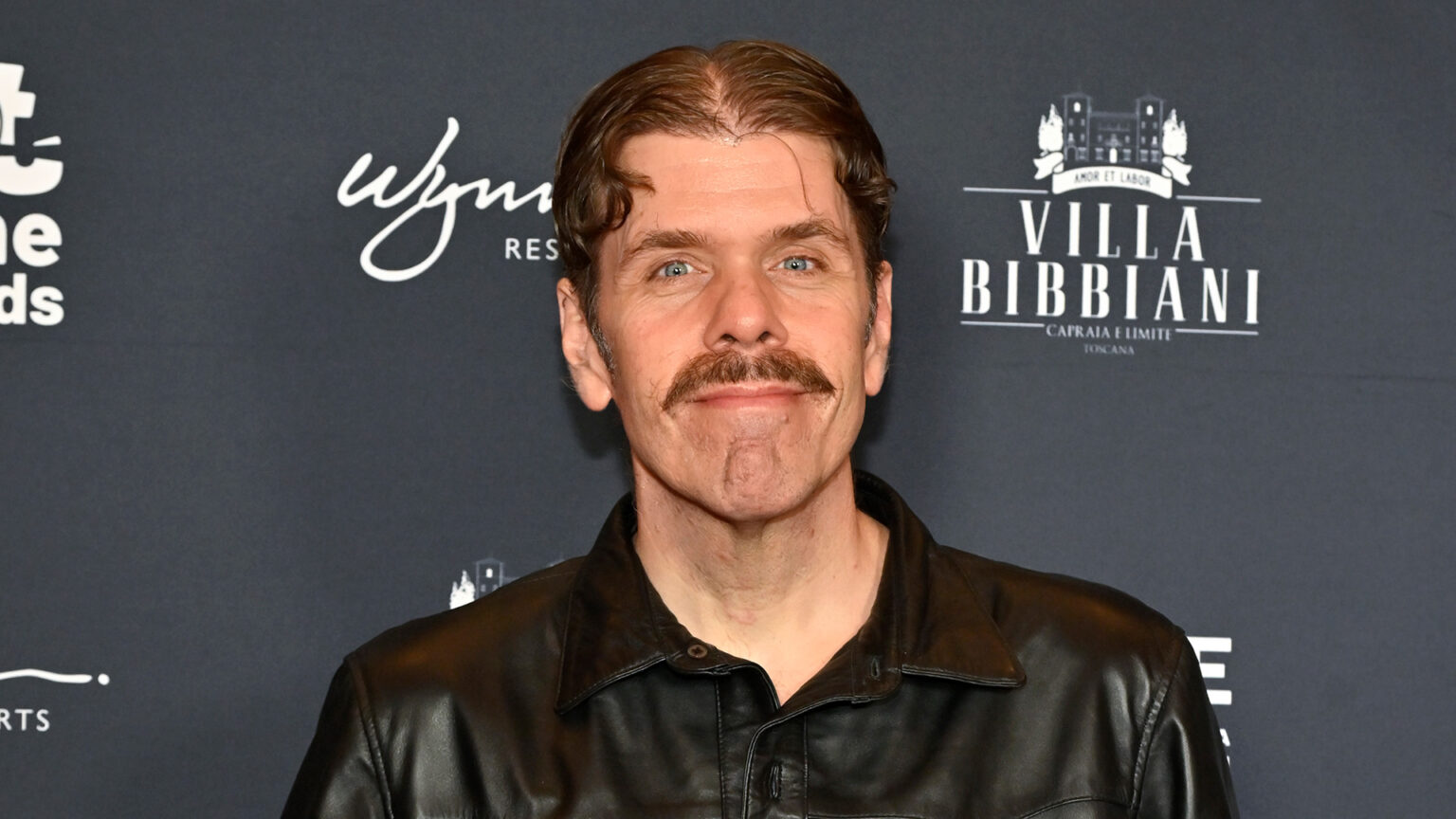 Les proches de Perez Hilton partagent une mise à jour sur leur santé après leur hospitalisation Logo