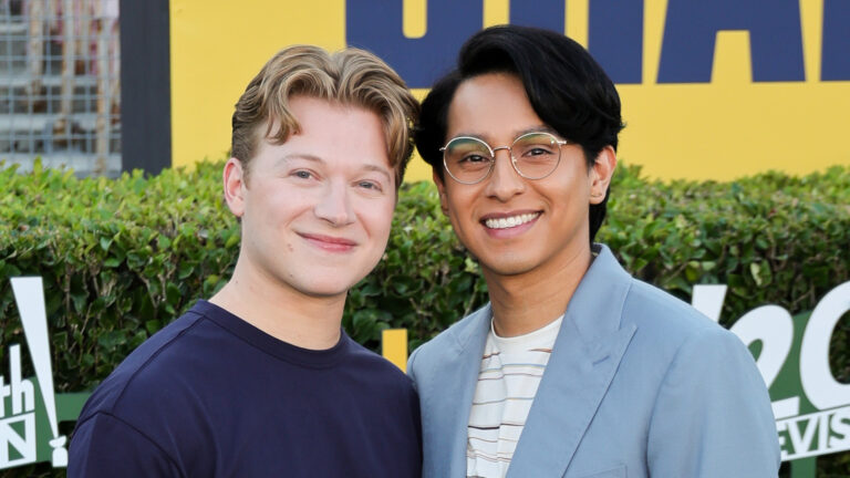 Les stars de « High School Musical » Frankie Rodriguez et Joe Serafini sont fiancés Logo