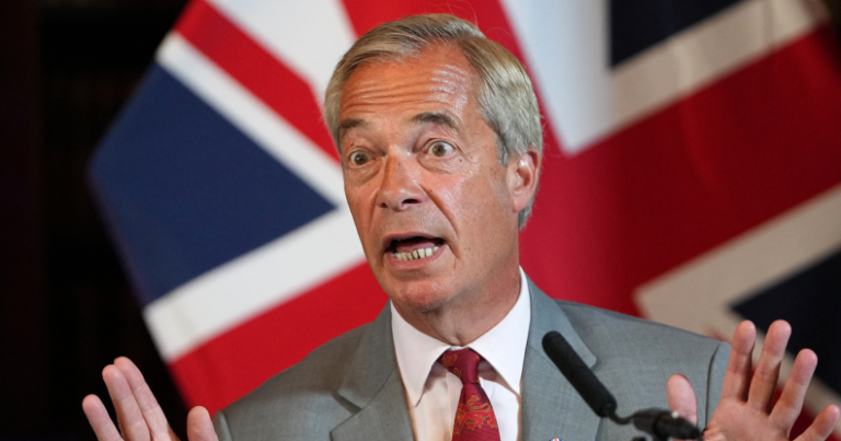 Nigel Farage bat le comte Binface aux élections partielles de Clacton, mais est absent du décompte Le leader réformiste britannique Nigel Farage assiste à une conférence de presse, le drapeau Union Jack derrière lui