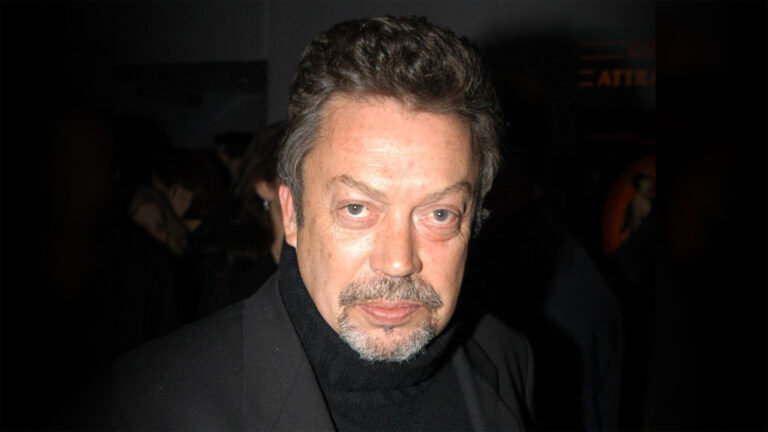 Tim Curry, légende de « Rocky Horror » et icône culturelle queer, décède à 80 ans Logo