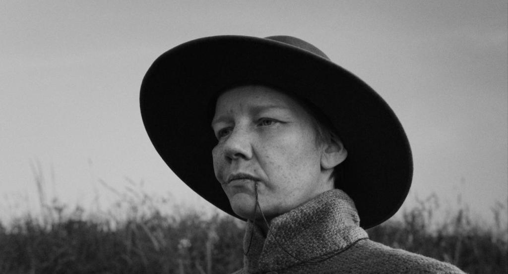 Rose : photo en noir et blanc de Sandra Hüller dans le rôle de Rose