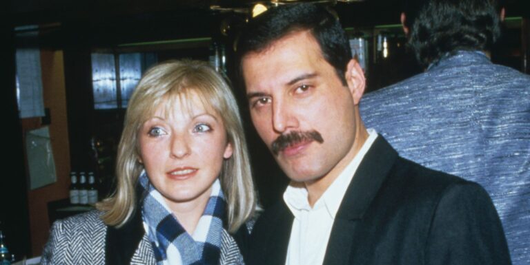 Mary Austin, la meilleure amie de Freddie Mercury, dit qu'il était « vraiment difficile » d'hériter de sa fortune Mary Austin and Freddie Mercury