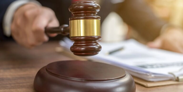 Le tribunal déclare qu'une femme trans doit être jugée après avoir sorti une arme à feu lors d'une attaque présumée judge at trial
