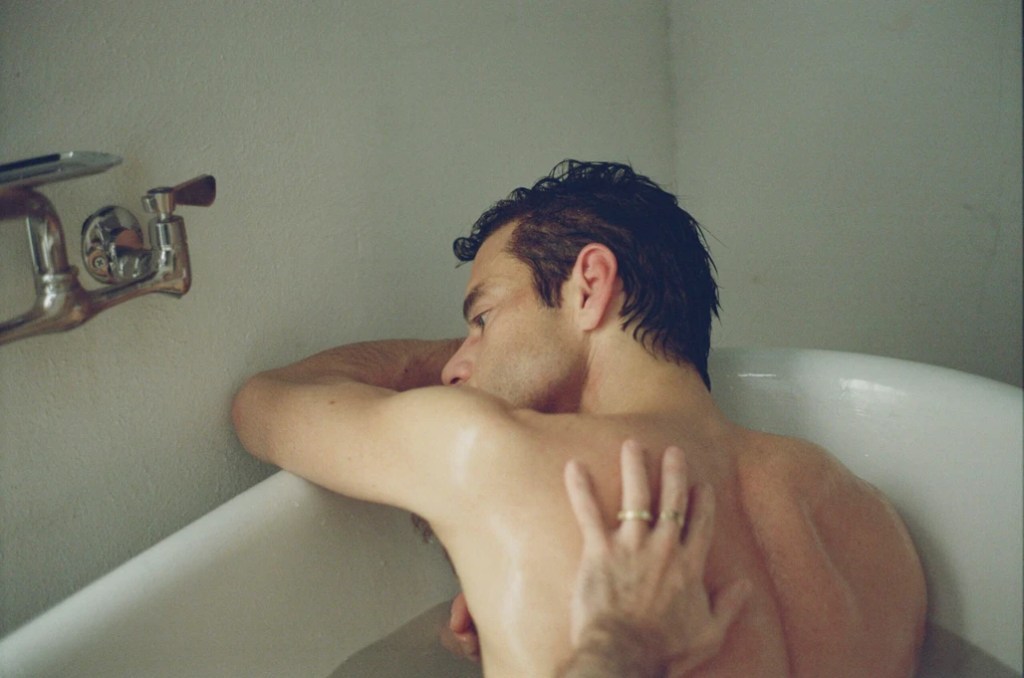 The Man I Love : un homme dans la baignoire, dos à la caméra, la tête d'un autre homme posée sur son dos nu
