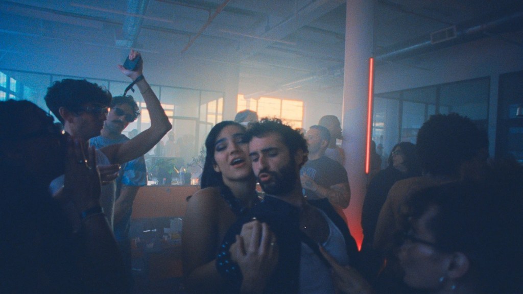 Club Kid : deux personnes dansant dans une discothèque