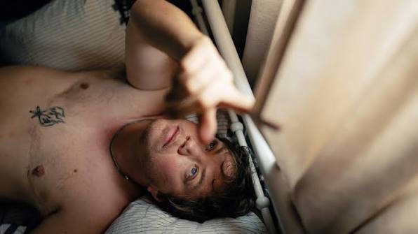 Sweet Milk Lake : une personne allongée dans son lit regardant le plafond