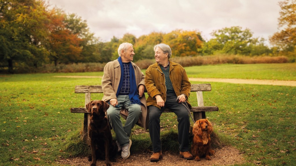 Frank et Percy : Ian McKellen et Roger Allam étaient assis sur un banc de parc.