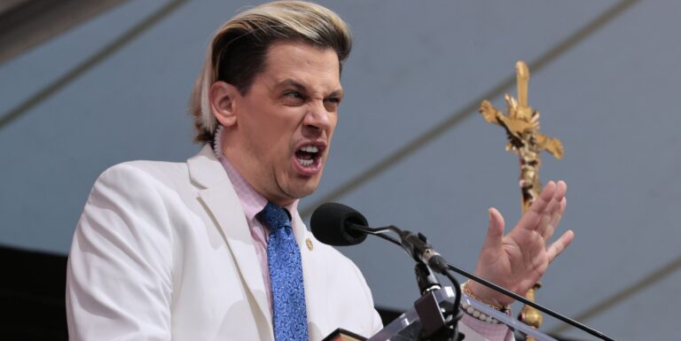 Milo Yiannopoulos, « ex-gay », confirme qu'il est toujours gay et « honte » du soutien de Trump Milo Yiannopoulos